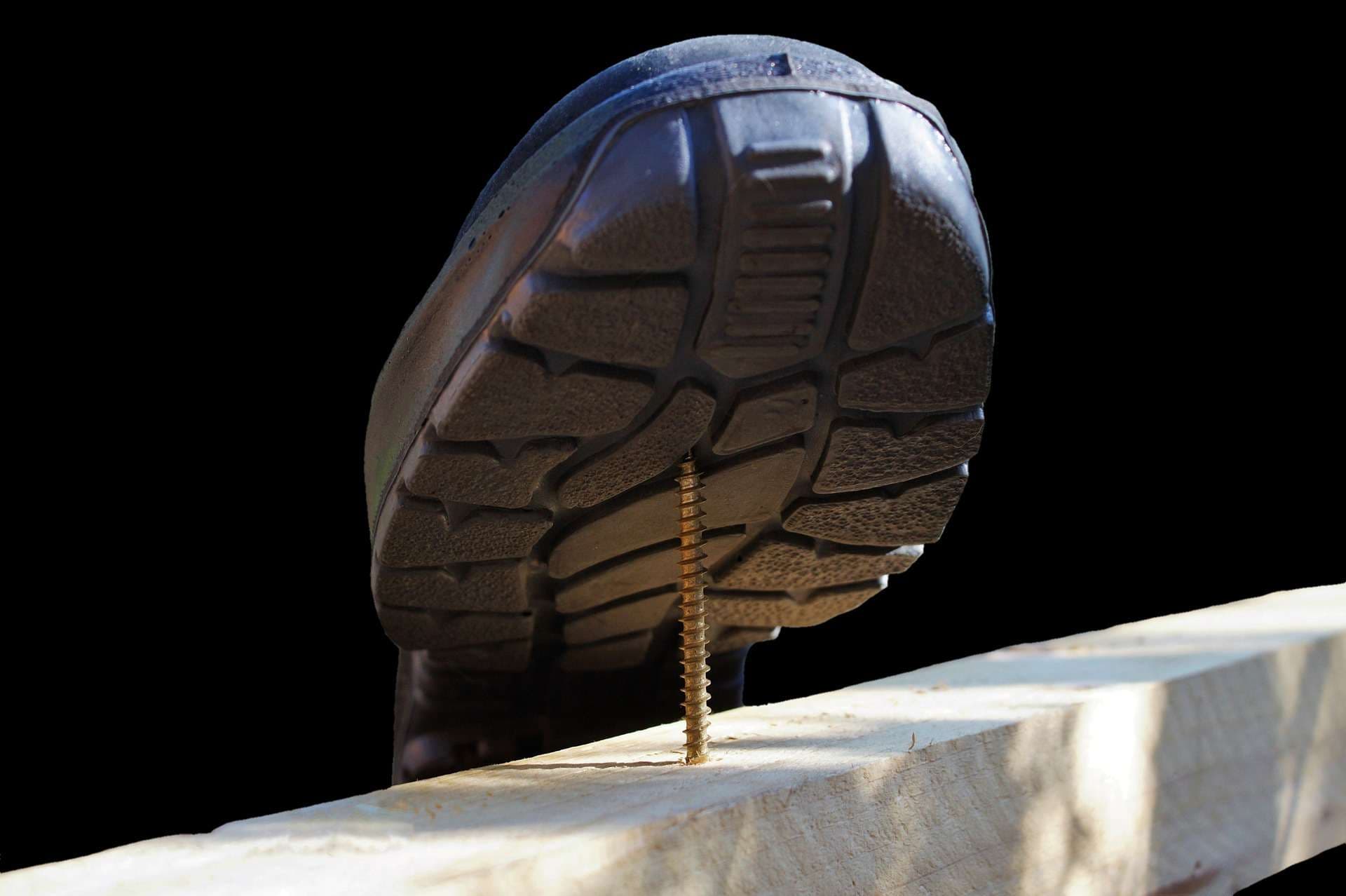 Semelle anti-perforation d'une chaussure de sécurité sur une vis