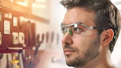 Homme portant des lunettes de protection dans un atelier